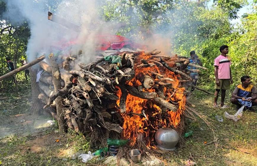 मुठभेड़ में मारे गए नक्सली हिड़मा का अंतिम संस्कार, पत्नी राजे को लाल जोड़े में विदाई