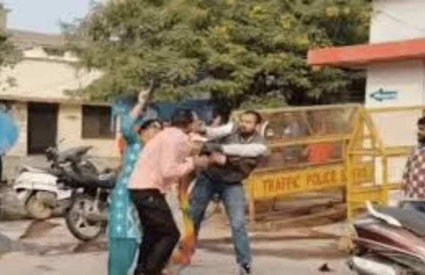 ASI पति को पत्नी ने रंगे हाथ पकड़ा, पुलिस चौकी में ही जमकर पिटाई; VIDEO वायरल