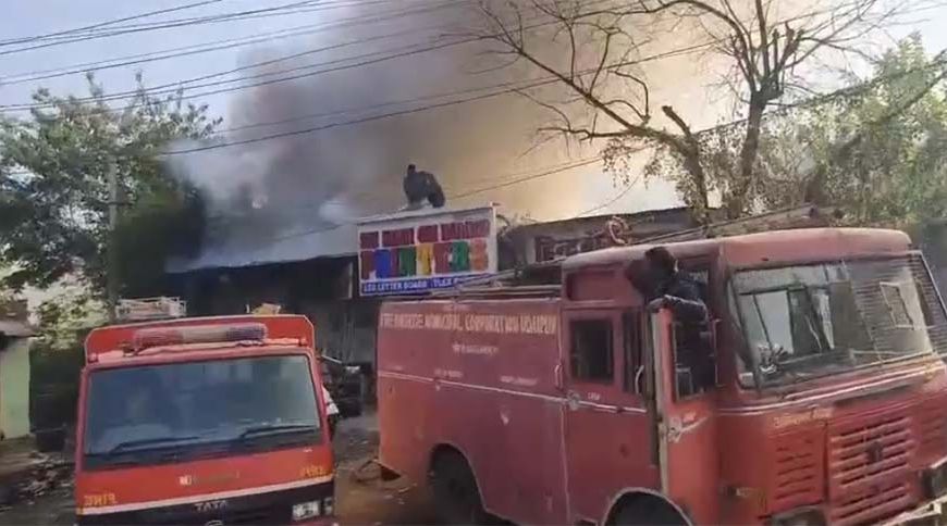 भंगार गोदाम में भीषण आग: डेढ़ घंटे की मेहनत के बाद आग पर काबू, लाखों का नुकसान