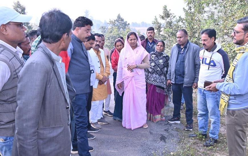 रायपुर : मंत्री श्रीमती लक्ष्मी राजवाड़े ने ओड़गी में सड़क एवं पुलिया निर्माण का किया औचक निरीक्षण