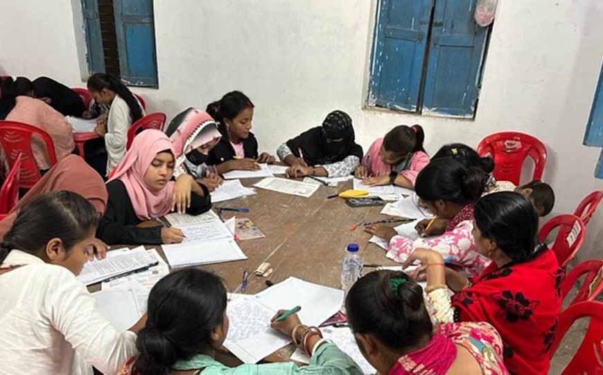 परीक्षा में भारी अव्यवस्था: एक बेंच पर 5–6 छात्रों को बैठाना पड़ा, जेपीयू ने तलब किया स्पष्टीकरण