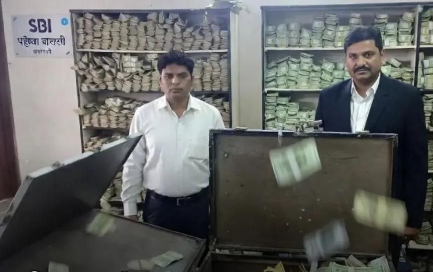 SBI से ₹40 लाख गायब, 500 के नोट की 8 गड्डियां नहीं मिलीं; CCTV से खुलासा, कुरुक्षेत्र में कैशियर और अकाउंटेंट पर FIR