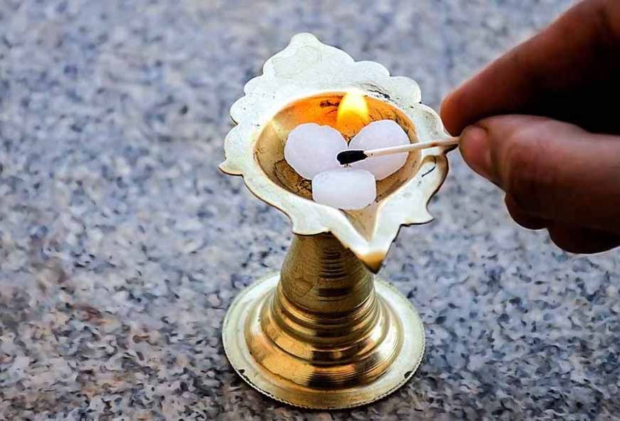 कपूर से उतरेगी नजर! जानें सबसे असरदार घरेलू उपाय