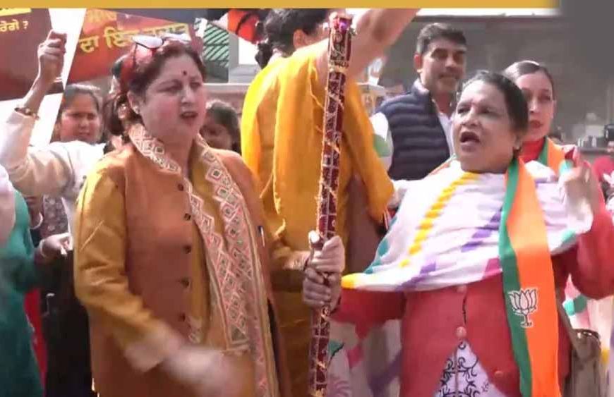 चंडीगढ़ में BJP विरोधी प्रदर्शन पर कार्रवाई, महिला मोर्चा अध्यक्ष सहित कई महिलाएं हिरासत में