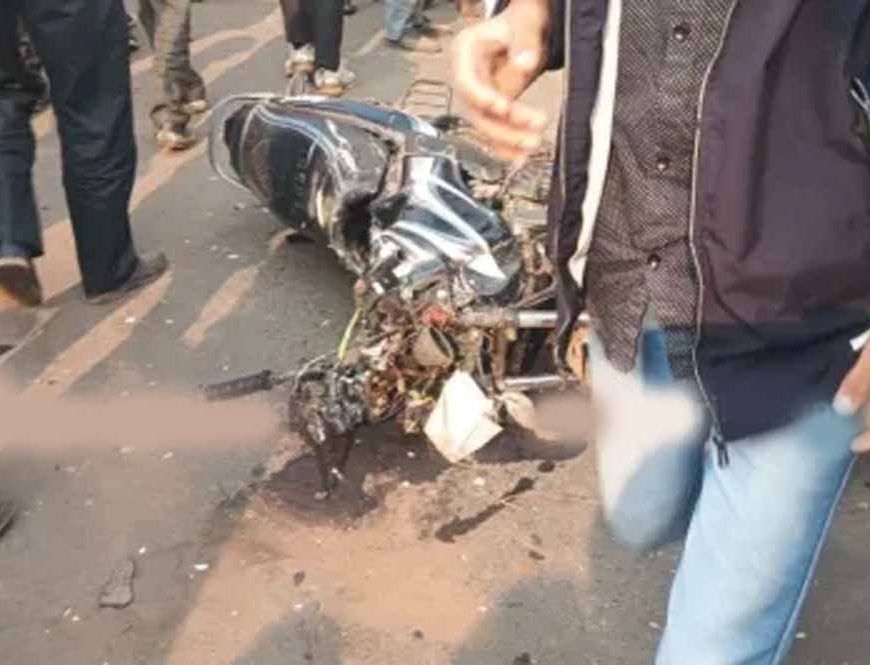 भैंस खोजने निकले परिवार पर कहर: बस की टक्कर से चार लोगों की दर्दनाक मौत
