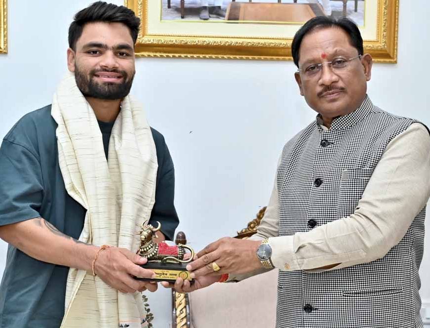 भारतीय क्रिकेट टीम के बल्लेबाज़ रिंकू सिंह ने मुख्यमंत्री से की सौजन्य मुलाकात