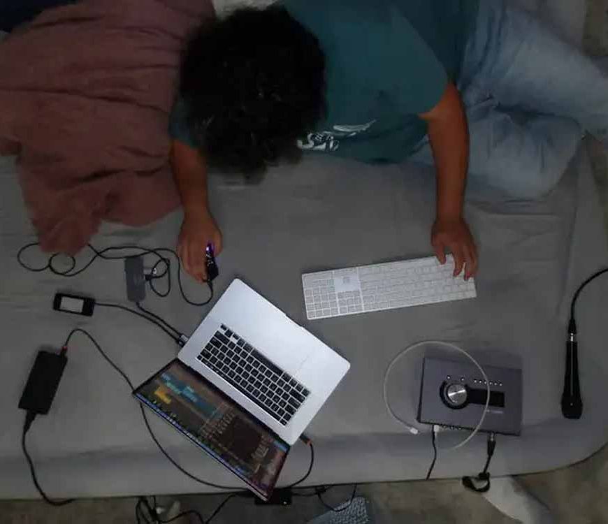 बिस्तर पर लैपटॉप चलाना पड़ेगा भारी, मदरबोर्ड जलने का बढ़ जाता है खतरा