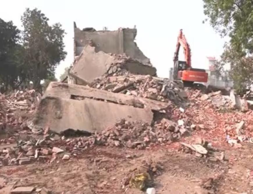 अहमदाबाद झील से अवैध कब्जा हटाने पहुँची 15 JCB मशीनें, 918 मकानों पर चला बुलडोज़र