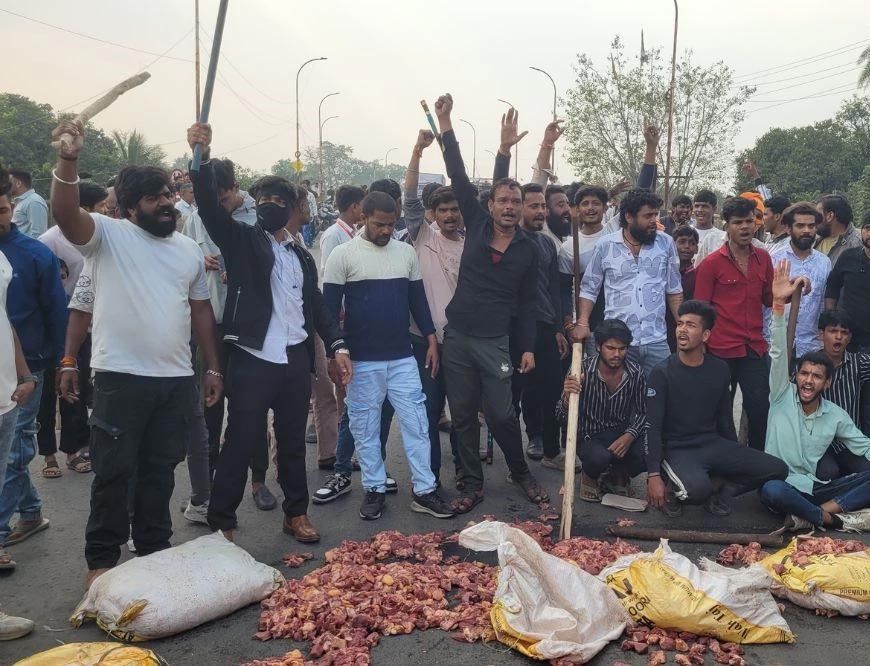 महू: शादी में पकने के लिए आया 2 क्विंटल गोमांस बजरंग दल ने पकड़ा