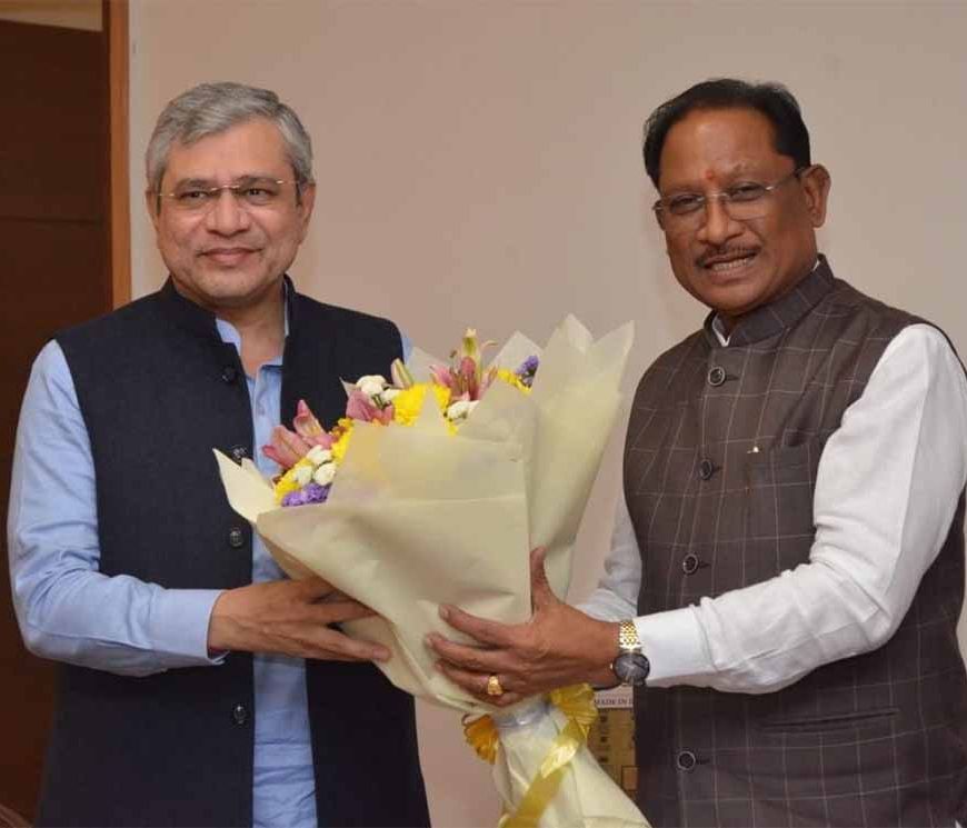 मुख्यमंत्री विष्णुदेव साय ने केंद्रीय रेल मंत्री अश्विनी वैष्णव से की सौजन्य मुलाकात