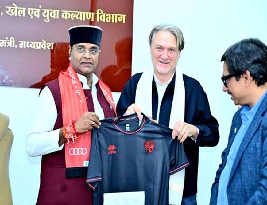 मंत्री विश्वास सारंग ने की जर्मन फुटबॉल कोच डाइटमार बीयर्सडॉर्फ से भेंट