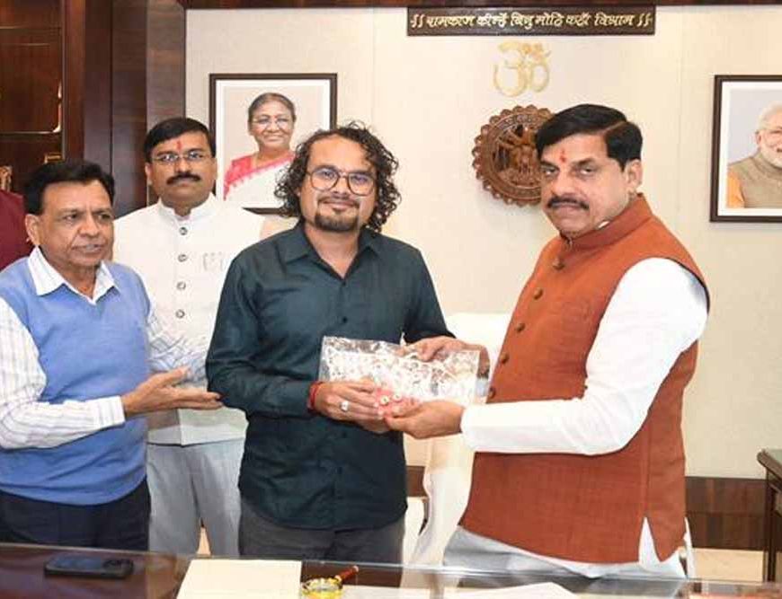 मुख्यमंत्री डॉ. यादव को नीमच के राहुल लोहार ने कीं दुर्लभ कलाकृतियां भेंट