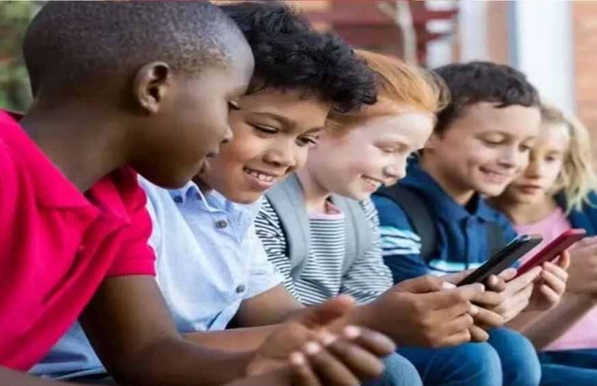 ऑनलाइन जोखिम बढ़े, सरकार सख़्त: ये देश 16 वर्ष से कम बच्चों के लिए इंटरनेट पर लगयाएगा रोक