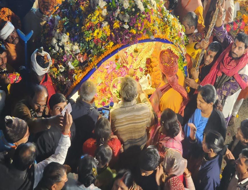 ओरछा में उत्सव: खजरी का मुकुट पहनकर बुंदेली अंदाज में निकले श्रीराम राजा सरकार