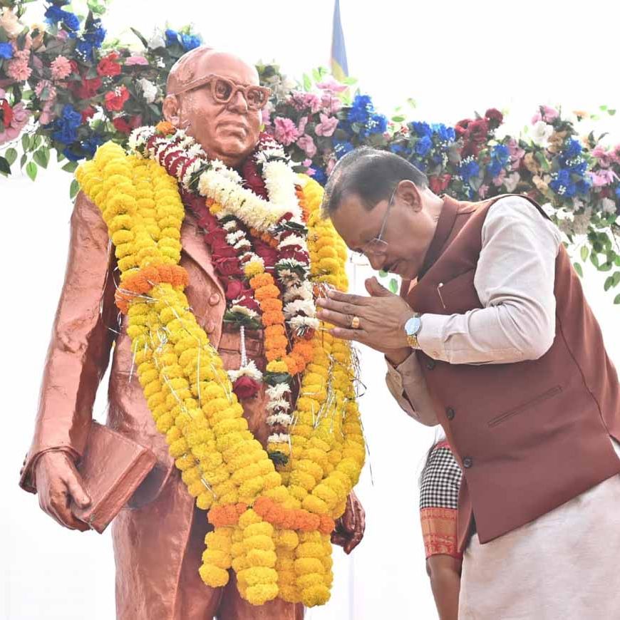 मुख्यमंत्री विष्णुदेव साय ने संविधान दिवस के अवसर पर डॉ. भीमराव अंबेडकर की प्रतिमा पर माल्यार्पण कर किया नमन