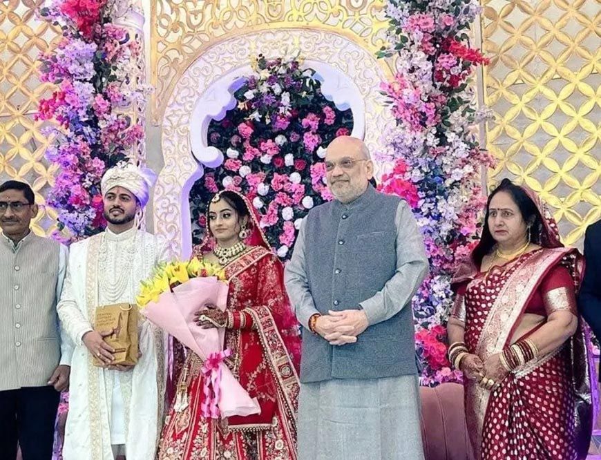 BJP कार्यालय के टाइपिस्ट की बेटी की शादी में शामिल हुए अमित शाह, सोशल मीडिया पर चर्चा