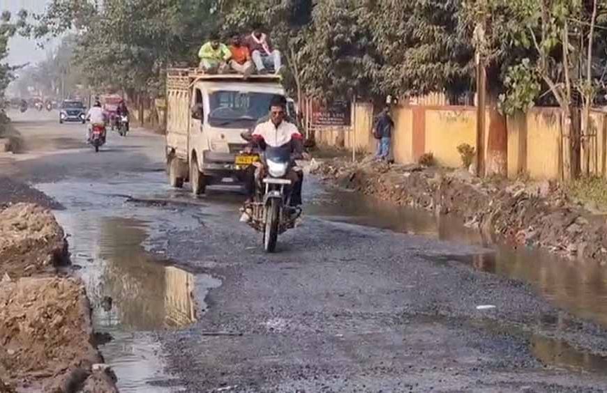 आरा में स्वागत बोर्ड चमका, पर सड़कें बदहाल; पुलिस लाइन के पास गड्ढों व जलजमाव से लोगों की परेशानी चरम पर