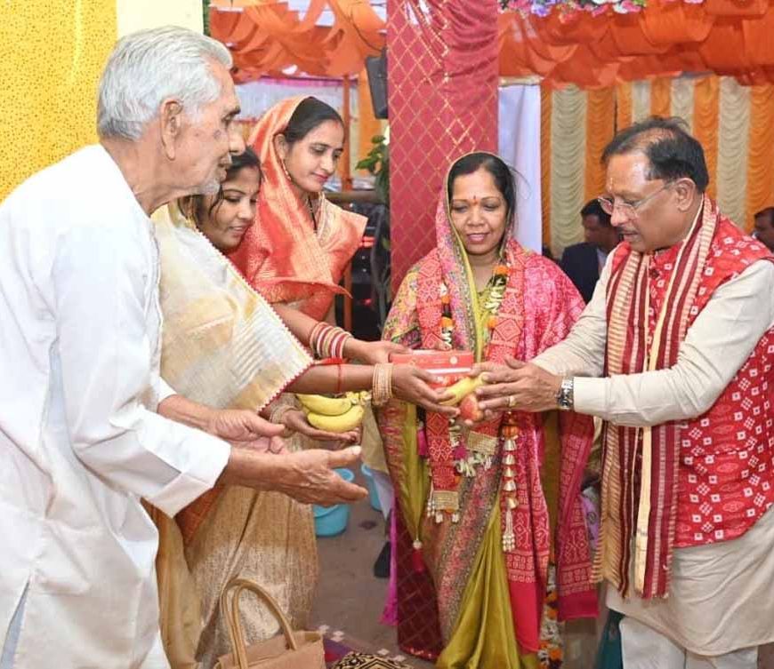 मुख्यमंत्री विष्णुदेव साय बसना सलखण्ड में मां महालक्ष्मी पूजन कार्यक्रम में हुए शामिल