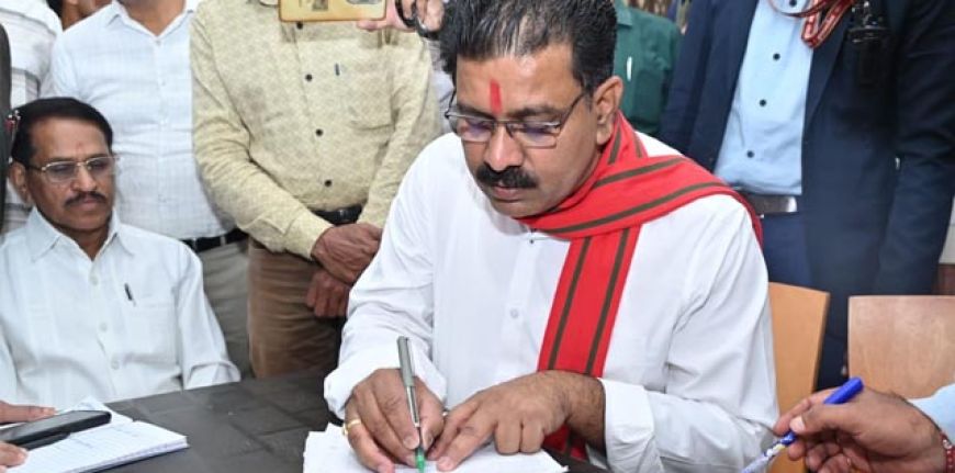 रायपुर : उपमुख्यमंत्री ने मतदान केंद्र पहुंचकर भरा अपना एसआईआर का फॉर्म