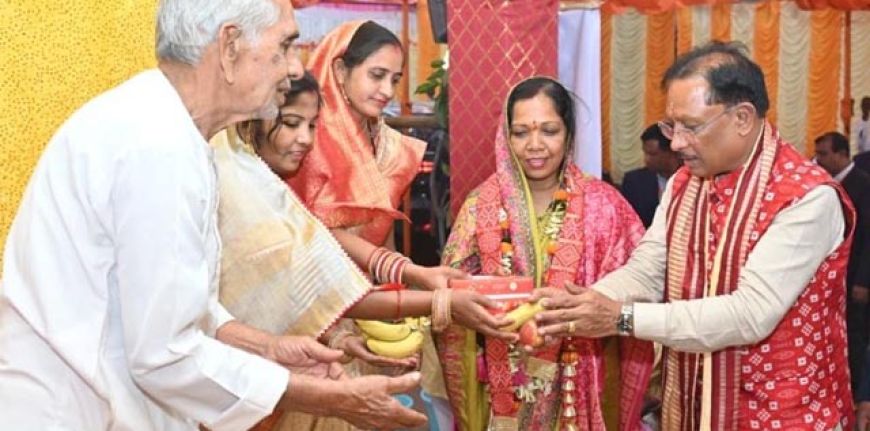 रायपुर : मुख्यमंत्री विष्णुदेव साय बसना सलखण्ड में मां महालक्ष्मी पूजन कार्यक्रम में हुए शामिल