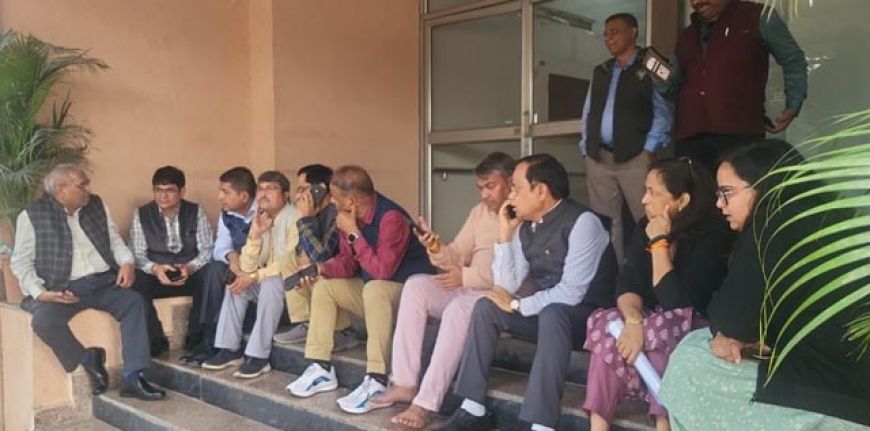 मध्य प्रदेश जनसंपर्क विभाग में पेन डाउन हड़ताल