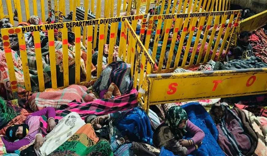 MP: गुना में 36 घंटे से खाद की लाइन में खड़ी महिला की मौत, ठंड में किसान रातभर जागते रहे