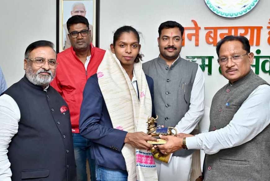 मुख्यमंत्री साय ने महिला कबड्डी विश्व कप की स्टार खिलाड़ी संजू देवी को दी बधाई