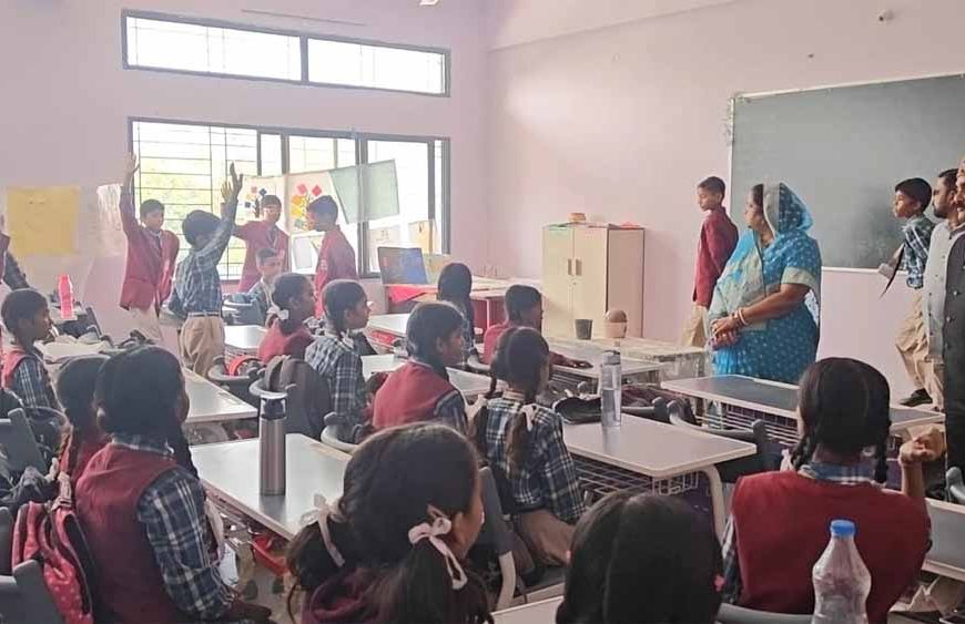 क्लास में शोर का आरोप: टीचर ने बच्चों को बेंच पर लेटाकर बेरहमी से पीटा