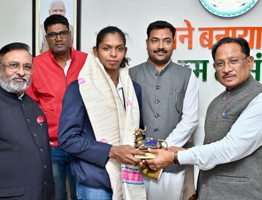 रायपुर : मुख्यमंत्री  साय ने महिला कबड्डी विश्व कप की स्टार खिलाड़ी संजू देवी को दी बधाई