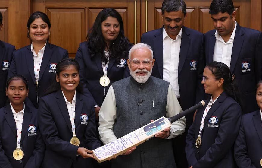 PM मोदी ने T20 चैंपियन महिला ब्लाइंड क्रिकेट टीम से की मुलाकात, खिलाड़ियों को अपने हाथों से खिलाई मिठाई