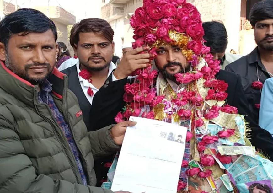 फ़र्ज़ पहले, शादी बाद! घोड़ी पर चढ़ने से पहले दूल्हे से भरवाया SIR फॉर्म, BLO का कमाल