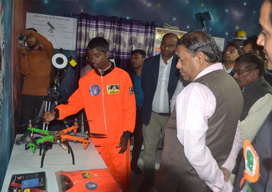 इसरो स्पेस एप्लीकेशन सेंटर के डायरेक्टर डा. निलेश एम.देसाई पहुंचे मऊ