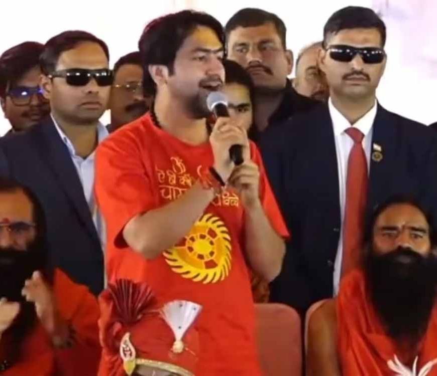 धीरेंद्र शास्त्री की शादी पर बड़ा खुलासा! बाबा रामदेव ने कर दिया फैसला, महफिल में गूँजे ठहाके