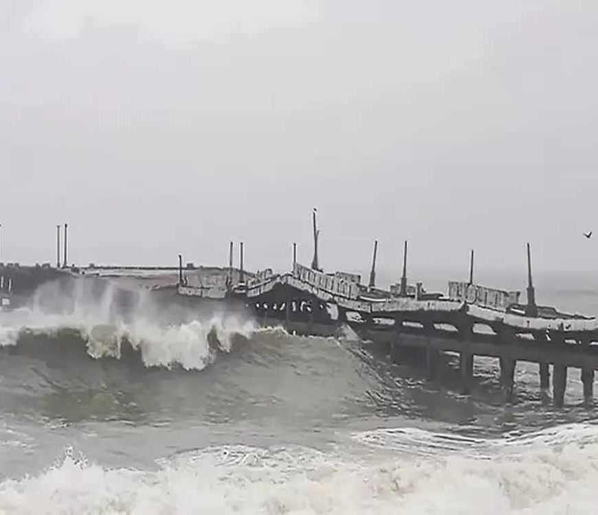 भारत से बस 80 किमी दूर ‘दितवाह’ तूफान! श्रीलंका में 200 मौतें—तटीय राज्यों में अलर्ट