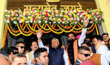 बिहार विधानसभा: सत्र के पहले दिन तेजस्वी ने सम्राट से मिलाया हाथ, विजय सिन्हा ने छुए सीएम के पैर