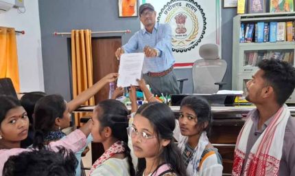 छात्रों ने SDM को सौंपा ज्ञापन, कॉलेज के रास्ते से शराब दुकान हटाने की मांग