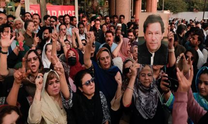 इमरान खान से मिलने को उनकी बहन को मिली अनुमति, जेल के बाहर PTI समर्थकों का प्रदर्शन