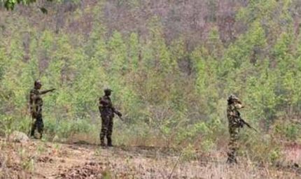 नक्सलियों संग सुरक्षाबलों की मुठभेड़ जारी, जंगल में देर-देर तक गोलाबारी