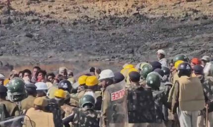 कोयला खदान विस्तार विरोध: ग्रामीणों का हिंसक प्रदर्शन, पुलिस पर हमला, दर्जनों घायल
