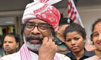 झारखंड की राजनीति में हलचल: पोस्टर हटे, साथी गायब और हेमंत सोरेन दिल्ली रवाना—कुछ तो बड़ा पक रहा है!