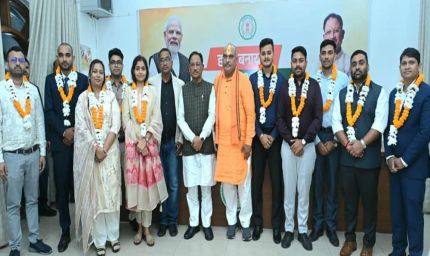 रायपुर : मुख्यमंत्री  विष्णु देव साय से छत्तीसगढ़ लोक सेवा आयोग 2024 के टॉप 10 अभ्यर्थियों ने की सौजन्य भेंट