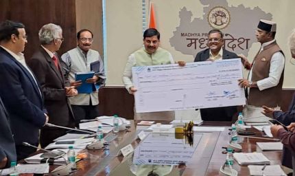 अपेक्स बैंक ने मुख्यमंत्री को सौंपा 4.27 करोड़ का लाभांश, सहकारिता विभाग की समीक्षा बैठक में हुआ हस्तांतरण