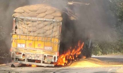 साल्हेवारा घाटी में बड़ा हादसा टला: मक्का से भरे ट्रक में अचानक आग, दमकल की तत्परता से बची बड़ी दुर्घटना