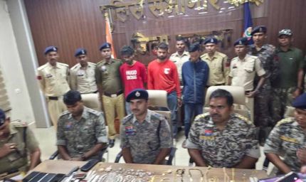 दुर्गा ज्वेलर्स लूट का खुलासा: तीन आरोपियों को हथियारों सहित गिरफ्तार, ज्वेलरी बरामद