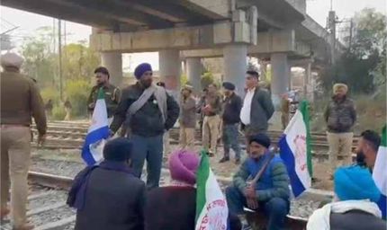 रेलवे ट्रैक पर उतरे किसान, पुलिस ने मौके से लिया हिरासत में