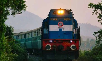 Indigo संकट के बीच रेलवे का बड़ा कदम: चार प्रीमियम ट्रेनों में जुड़े नए कोच, यात्रियों को मिलेगी राहत