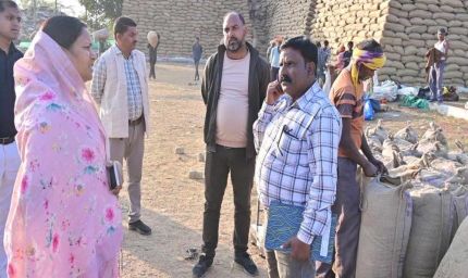 रायपुर : मंत्री श्रीमती लक्ष्मी राजवाड़े ने भटगांव विधानसभा के धान खरीदी केंद्रों का किया निरीक्षण