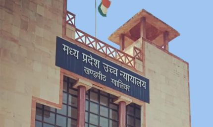 दुष्कर्म पीड़िता के मामले में पुलिस अधिकारियों पर एक्शन, हाई कोर्ट में याचिका दाखिल