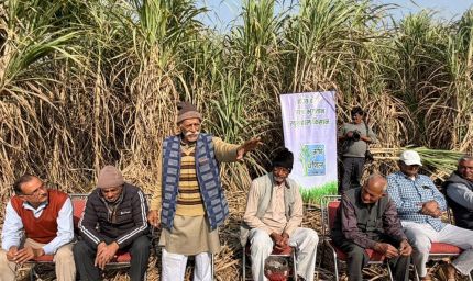 खेतों में लगाई चौपाल, योगी सरकार के कारण किसानों के जीवन में हुई उन्नति पर की गई चर्चा