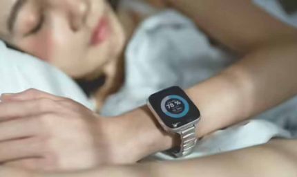 सोते समय स्मार्टवॉच पहनना: फायदे या नुकसान? जानें असलियत